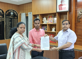 आवास योजना को मिलेगी रफ्तार! गढ़वा DC ने दो नए प्रखंड समन्वयकों को सौंपा नियुक्ति पत्र; पारदर्शी कार्यशैली की दी सीख