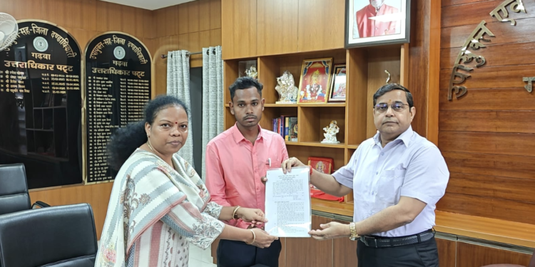 आवास योजना को मिलेगी रफ्तार! गढ़वा DC ने दो नए प्रखंड समन्वयकों को सौंपा नियुक्ति पत्र; पारदर्शी कार्यशैली की दी सीख
