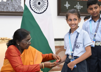 राष्ट्रपति भवन में रक्षाबंधन की धूम! राष्ट्रपति द्रौपदी मुर्मू ने बच्चों संग मनाया त्योहार; कहा— ‘पेड़ों को भी बांधें राखी’