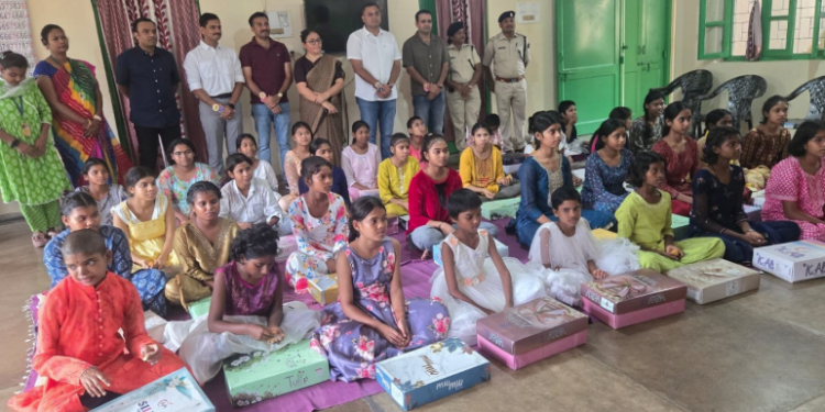 कलाई पर राखी, चेहरे पर मुस्कान! रांची पुलिस ने अनाथ बच्चों संग मनाया रक्षाबंधन; एसएसपी बोले— ‘सुरक्षा के साथ हर सुख-दुःख में साथ’