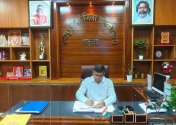 स्कूली भोजन में धांधली पर गढ़वा DC का बड़ा चाबुक! लातदाग मध्य विद्यालय के हेडमास्टर पर विभागीय कार्रवाई; 3 कर्मियों का वेतन कटा