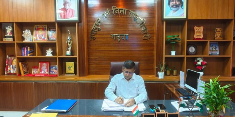 स्कूली भोजन में धांधली पर गढ़वा DC का बड़ा चाबुक! लातदाग मध्य विद्यालय के हेडमास्टर पर विभागीय कार्रवाई; 3 कर्मियों का वेतन कटा