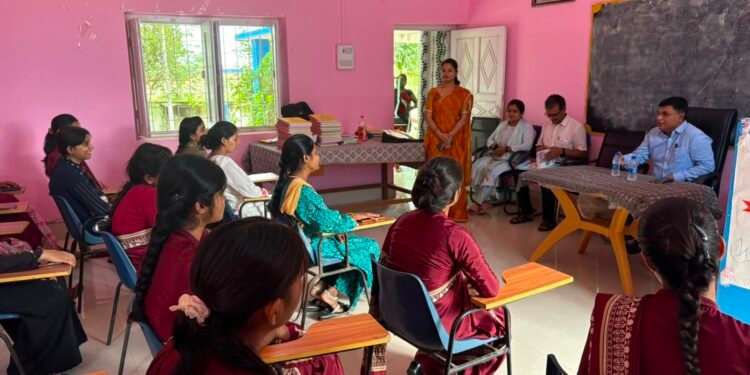 लोकतंत्र में युवाओं की गूंज! गढ़वा के RKVS कॉलेज में चला विशेष मतदाता जागरूकता अभियान; ECINet App से ऑनलाइन नाम जोड़ने की दी गई जानकारी