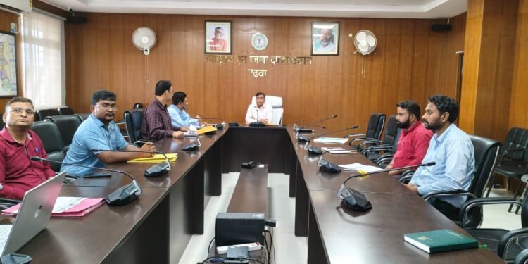 शहरों के कायाकल्प की तैयारी! गढ़वा DC ने नगर विकास की योजनाओं की समीक्षा की; अमृत 2.0 और PMAY-U के कार्यों को समय पर पूरा करने के कड़े निर्देश