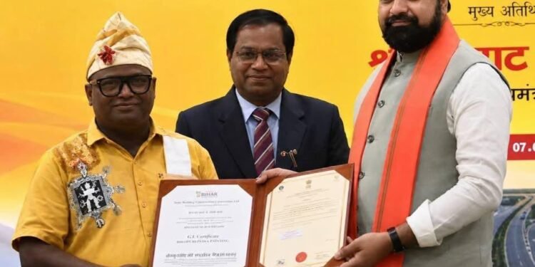 भोजपुर की लोककला को मिला राष्ट्रीय सम्मान! पिड़िया पेंटिंग को GI टैग दिलाने वाले ‘सर्जना ट्रस्ट’ को मुख्यमंत्री व नाबार्ड अध्यक्ष ने किया सम्मानित