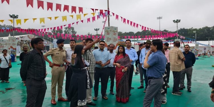 आदिवासी संस्कृति के महाकुंभ के लिए तैयार रांची! मोरहाबादी मैदान में ‘आदिवासी महोत्सव 2026’ का भव्य आगाज कल; अपर मुख्य सचिव वंदना दादेल ने लिया तैयारियों का जायजा