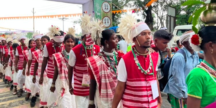 जनजातीय गौरव से गुंजायमान हुई रांची! मंत्री चमरा लिंडा ने ‘भगवान बिरसा मुंडा जतरा’ को दिखाई हरी झंडी; 10 हजार कलाकारों ने पेश की अनूठी सांस्कृतिक झलक