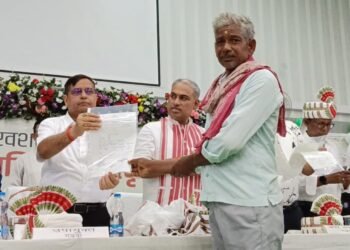 जल-जंगल-जमीन और अस्मिता की रक्षा का संकल्प! गढ़वा में धूमधाम से मना ‘विश्व आदिवासी दिवस’; 17 लाभुकों को मिला 1677 एकड़ वन अधिकार पट्टा