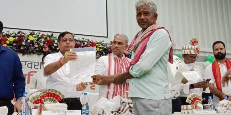 जल-जंगल-जमीन और अस्मिता की रक्षा का संकल्प! गढ़वा में धूमधाम से मना ‘विश्व आदिवासी दिवस’; 17 लाभुकों को मिला 1677 एकड़ वन अधिकार पट्टा