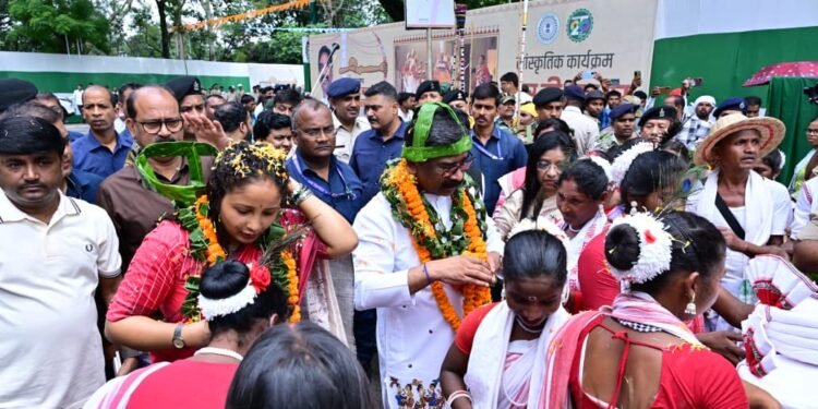 वीरों की भूमि झारखंड में गूंजी उलगुलान की तान! राज्यपाल व CM हेमंत सोरेन ने किया ‘झारखंड आदिवासी महोत्सव 2026’ का आगाज़; युवाओं से बोले CM- ‘पारदर्शिता के साथ मिलेगा पूरा न्याय’