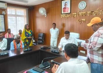 जनता की पुकार पर एक्शन में प्रशासन! गढ़वा DC पशुपति नाथ मिश्रा ने जनसुनवाई में सुनीं जन-समस्याएं; लापरवाही पर अफसरों को सख्त हिदायत