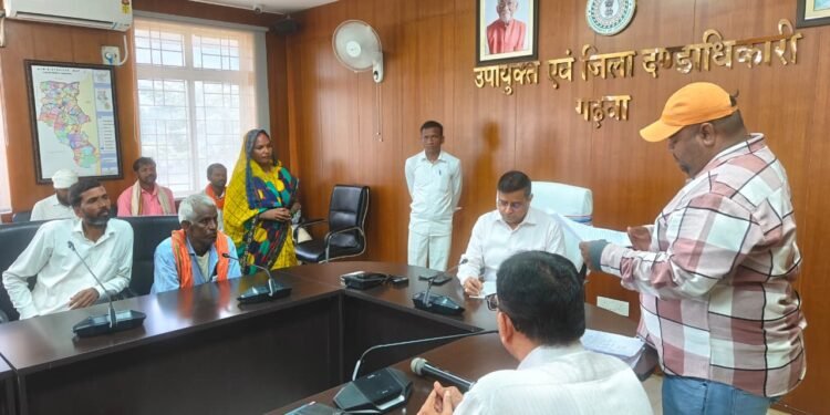 जनता की पुकार पर एक्शन में प्रशासन! गढ़वा DC पशुपति नाथ मिश्रा ने जनसुनवाई में सुनीं जन-समस्याएं; लापरवाही पर अफसरों को सख्त हिदायत