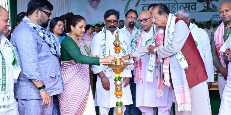 धरा को हरा-भरा बनाने का संकल्प! विधानसभा में ’77वाँ राज्यव्यापी वन महोत्सव’; स्पीकर और CM हेमंत सोरेन ने किया पौधारोपण