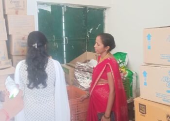 बच्चों की सेहत से खिलवाड़ पड़ेगा भारी! गढ़वा के स्कूलों में मिड डे मील की सघन जांच; मिला एक्सपायर्ड मसाला, कम खाना देने पर पड़ी फटकार