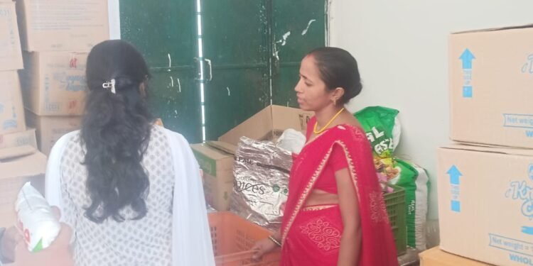 बच्चों की सेहत से खिलवाड़ पड़ेगा भारी! गढ़वा के स्कूलों में मिड डे मील की सघन जांच; मिला एक्सपायर्ड मसाला, कम खाना देने पर पड़ी फटकार