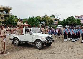 स्वतंत्रता दिवस की फुल ड्रेस रिहर्सल! गढ़वा में देशभक्ति के रंग में रंगे जवान; DC-SP ने ली परेड की अंतिम सलामी
