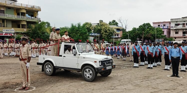 स्वतंत्रता दिवस की फुल ड्रेस रिहर्सल! गढ़वा में देशभक्ति के रंग में रंगे जवान; DC-SP ने ली परेड की अंतिम सलामी