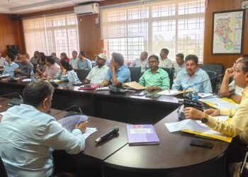 राजस्व कार्यों में देरी पड़ी भारी! गढ़वा DC पशुपति नाथ मिश्रा की अफसरों को सख्त हिदायत; 30 दिनों में निपटाएं दाखिल-खारिज के मामले