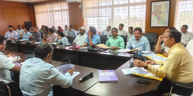 राजस्व कार्यों में देरी पड़ी भारी! गढ़वा DC पशुपति नाथ मिश्रा की अफसरों को सख्त हिदायत; 30 दिनों में निपटाएं दाखिल-खारिज के मामले