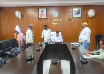जमीनी धरातल पर दिखना चाहिए विकास! गढ़वा DC पशुपति नाथ मिश्रा का कड़ा फरमान; आवास, मनरेगा व पंचायती राज योजनाओं में लाएं तेजी