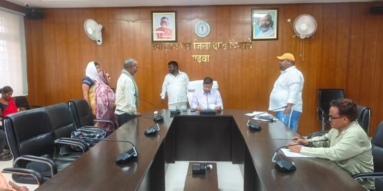 जमीनी धरातल पर दिखना चाहिए विकास! गढ़वा DC पशुपति नाथ मिश्रा का कड़ा फरमान; आवास, मनरेगा व पंचायती राज योजनाओं में लाएं तेजी