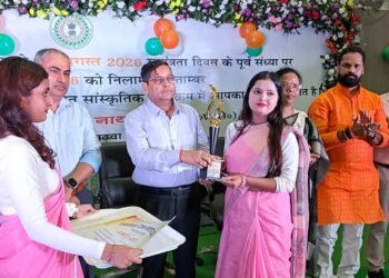 फरियादियों की बात, मौके पर समाधान! गढ़वा DC पशुपति नाथ मिश्रा ने जनसुनवाई में सुनीं जन-समस्याएं; आवास में घूसखोरी और दबंगई पर सख्त रुख