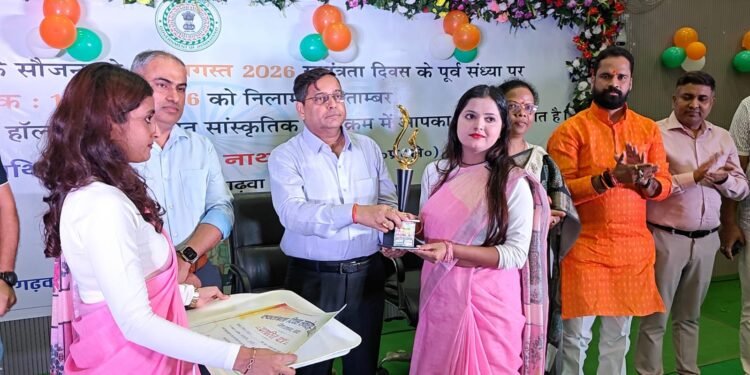 फरियादियों की बात, मौके पर समाधान! गढ़वा DC पशुपति नाथ मिश्रा ने जनसुनवाई में सुनीं जन-समस्याएं; आवास में घूसखोरी और दबंगई पर सख्त रुख