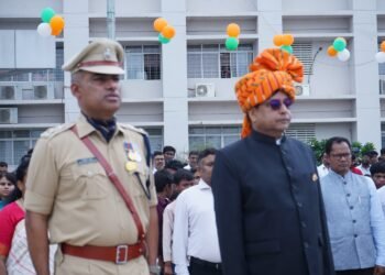 देशभक्ति के रंग में रंगा गढ़वा! 80वें स्वतंत्रता दिवस पर DC पशुपति नाथ मिश्रा ने फहराया तिरंगा; अमर शहीदों को नमन