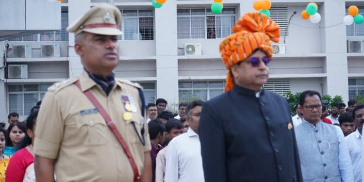 देशभक्ति के रंग में रंगा गढ़वा! 80वें स्वतंत्रता दिवस पर DC पशुपति नाथ मिश्रा ने फहराया तिरंगा; अमर शहीदों को नमन