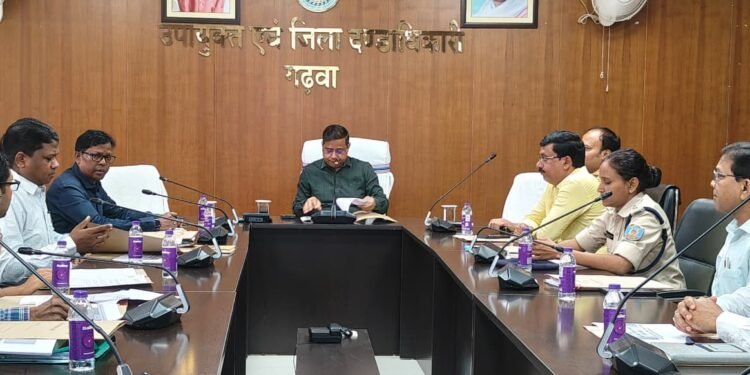 सड़कों पर बढ़ते हादसों पर सख्त गढ़वा प्रशासन! DC पशुपति नाथ मिश्रा की दोटूक— ‘लापरवाही बर्दाश्त नहीं’; स्कूल बसों की चेकिंग और ब्लैक स्पॉट्स पर CCTV के निर्देश