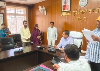 फरियादियों की सीधी सुनवाई, अधिकारियों को सख्त निर्देश! गढ़वा DC पशुपति नाथ मिश्रा ने जनसुनवाई में सुनीं जन-समस्याएं; गैस एजेंसी धोखाधड़ी और आवास धांधली पर लिया एक्शन