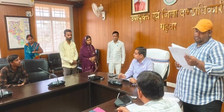 फरियादियों की सीधी सुनवाई, अधिकारियों को सख्त निर्देश! गढ़वा DC पशुपति नाथ मिश्रा ने जनसुनवाई में सुनीं जन-समस्याएं; गैस एजेंसी धोखाधड़ी और आवास धांधली पर लिया एक्शन