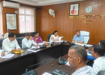 विकास योजनाओं में तेज़ी लाने का कड़ा निर्देश! गढ़वा DC पशुपति नाथ मिश्रा की अध्यक्षता में समीक्षा बैठक; DMFT और PHED के कार्यों की हुई गहन पड़ताल