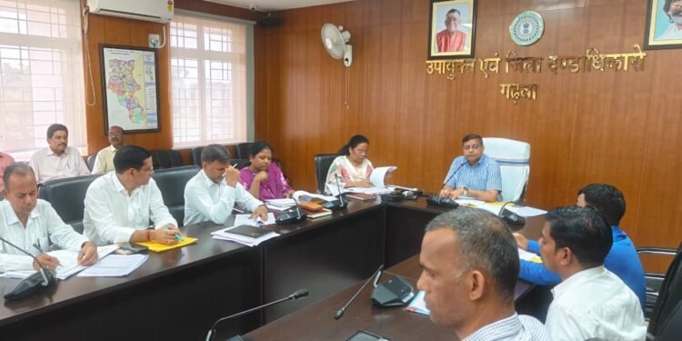 विकास योजनाओं में तेज़ी लाने का कड़ा निर्देश! गढ़वा DC पशुपति नाथ मिश्रा की अध्यक्षता में समीक्षा बैठक; DMFT और PHED के कार्यों की हुई गहन पड़ताल
