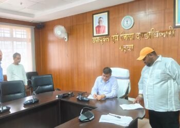 जनता की समस्याओं पर गढ़वा DC का त्वरित एक्शन! जनसुनवाई में सुनीं फरियादियों की दर्दभरी कहानियां; जमीन कब्जे से राशन कटौती तक पर जांच के निर्देश