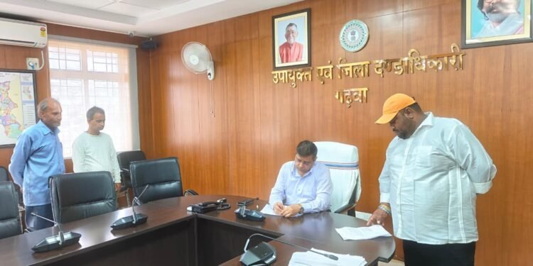 जनता की समस्याओं पर गढ़वा DC का त्वरित एक्शन! जनसुनवाई में सुनीं फरियादियों की दर्दभरी कहानियां; जमीन कब्जे से राशन कटौती तक पर जांच के निर्देश