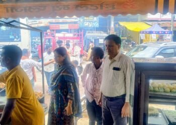त्योहारों से पहले एक्शन में गढ़वा प्रशासन! मिठाई दुकानों पर खाद्य सुरक्षा विभाग की छापेमारी; 8 किलो खराब मिठाई नष्ट, एक होटल पर लगा 5,000 का जुर्माना