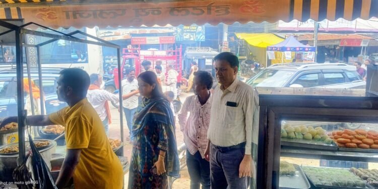 त्योहारों से पहले एक्शन में गढ़वा प्रशासन! मिठाई दुकानों पर खाद्य सुरक्षा विभाग की छापेमारी; 8 किलो खराब मिठाई नष्ट, एक होटल पर लगा 5,000 का जुर्माना
