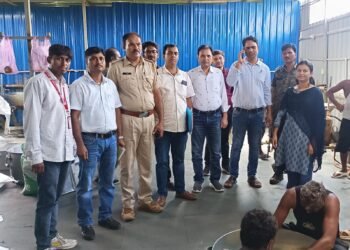श्री बंशीधर नगर में मिलावटखोरों पर प्रशासन का सर्जिकल स्ट्राइक! 230 किलो जहरीली मिठाई नष्ट, 2 कारखाने सील और ₹1 लाख का जुर्माना
