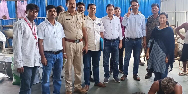 श्री बंशीधर नगर में मिलावटखोरों पर प्रशासन का सर्जिकल स्ट्राइक! 230 किलो जहरीली मिठाई नष्ट, 2 कारखाने सील और ₹1 लाख का जुर्माना