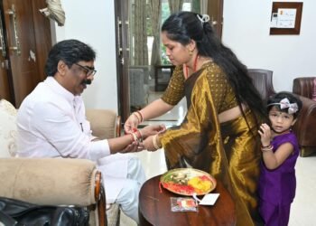CM हेमंत सोरेन की कलाई पर बड़ी बहन अंजनी सोरेन ने बांधी राखी; ईश्वर से मांगी दीर्घायु की कामना