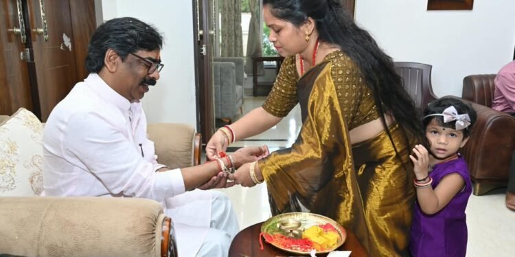CM हेमंत सोरेन की कलाई पर बड़ी बहन अंजनी सोरेन ने बांधी राखी; ईश्वर से मांगी दीर्घायु की कामना
