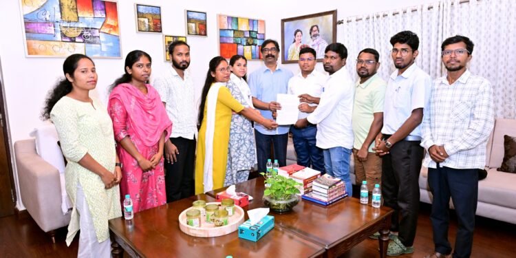 संताली भाषा के संरक्षण और संवर्धन को मिलेगी रफ्तार! CM हेमंत सोरेन से मिला ‘झारखंड संताल स्टूडेंट्स यूनियन’ का प्रतिनिधिमंडल