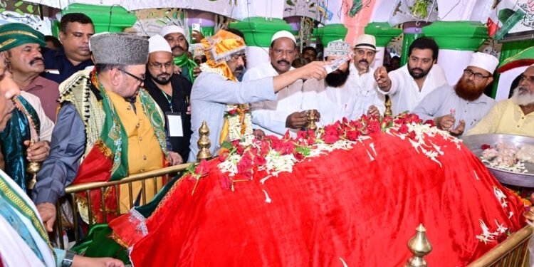 डोरंडा मजार पर सुफयाना रंग, CM हेमंत सोरेन ने मांगी अमन-चैन की दुआ! रिसालदार बाबा के 219वें उर्स पर की चादरपोशी