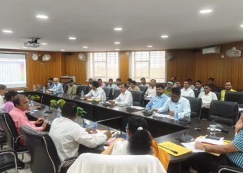 शिक्षा व्यवस्था में लापरवाही पर गढ़वा DC का कड़ा एक्शन! चिनियां और केतार BPO का वेतन रोका, ‘Garhwa Learns, Garhwa Leads’ पहल शुरू