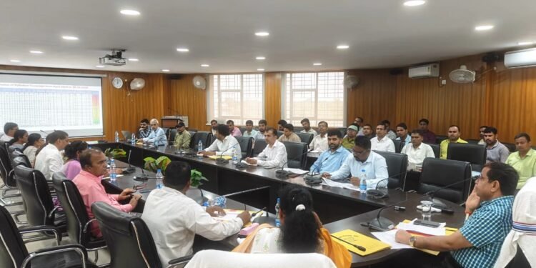 शिक्षा व्यवस्था में लापरवाही पर गढ़वा DC का कड़ा एक्शन! चिनियां और केतार BPO का वेतन रोका, ‘Garhwa Learns, Garhwa Leads’ पहल शुरू