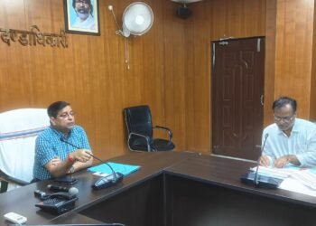 कल्याणकारी योजनाओं पर गढ़वा DC की पैनी नजर! छात्रवृत्ति, साइकिल वितरण और बिरसा आवास की समीक्षा; पारदर्शी भुगतान का निर्देश