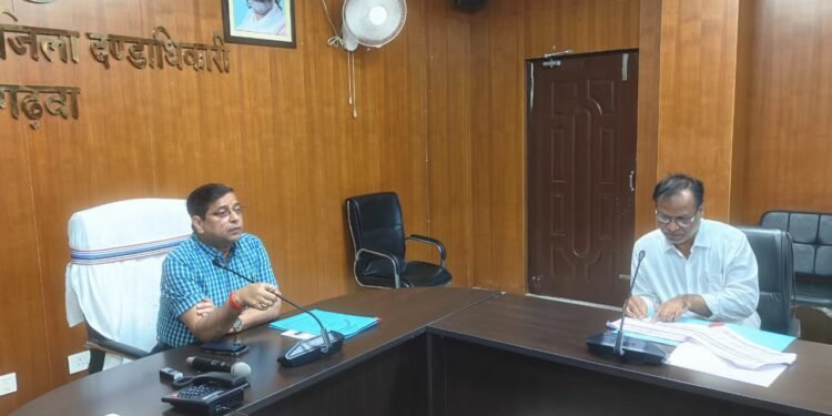 कल्याणकारी योजनाओं पर गढ़वा DC की पैनी नजर! छात्रवृत्ति, साइकिल वितरण और बिरसा आवास की समीक्षा; पारदर्शी भुगतान का निर्देश