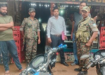 खाद्य सुरक्षा विभाग का बड़ा एक्शन! गढ़वा के चिनिया में दुकानों पर छापेमारी; स्टिंग, फॉर्च्यून तेल व चोको पाई की बिक्री पर लगा ब्रेक