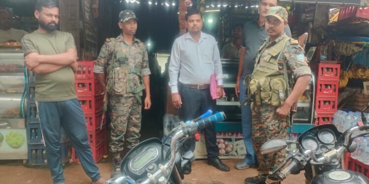 खाद्य सुरक्षा विभाग का बड़ा एक्शन! गढ़वा के चिनिया में दुकानों पर छापेमारी; स्टिंग, फॉर्च्यून तेल व चोको पाई की बिक्री पर लगा ब्रेक